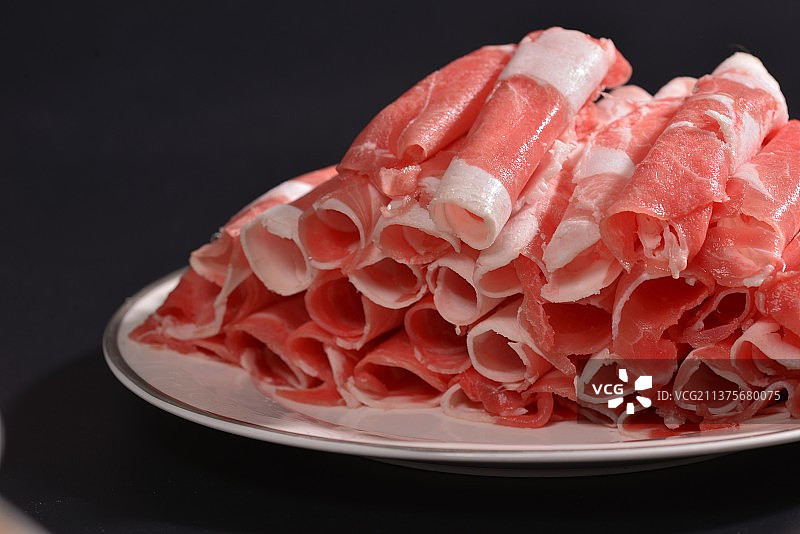 一盘新鲜的羔羊肉片图片素材