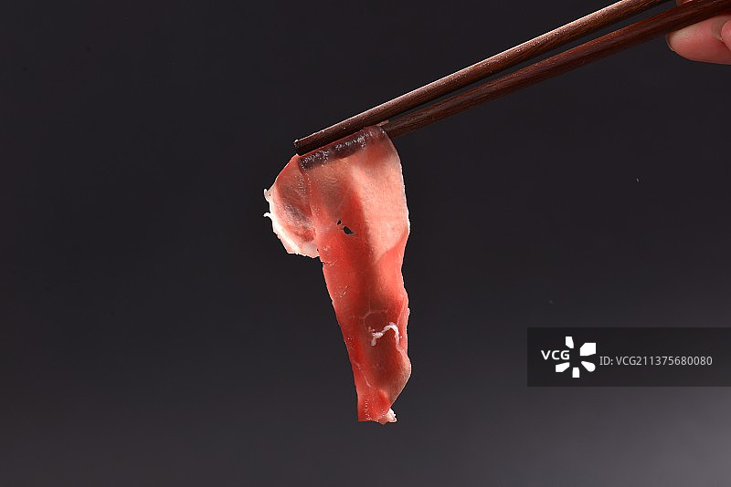 一盘新鲜的羔羊肉片图片素材