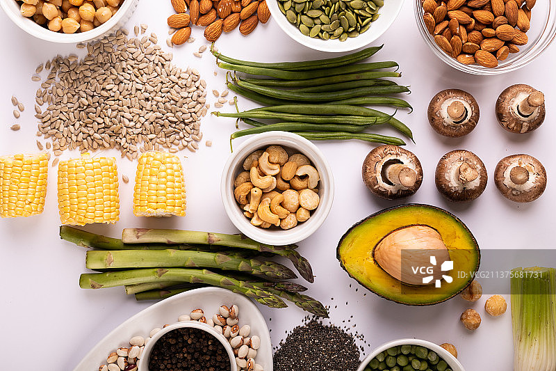 白色餐桌上的健康食品和食材俯视图，留白图片素材