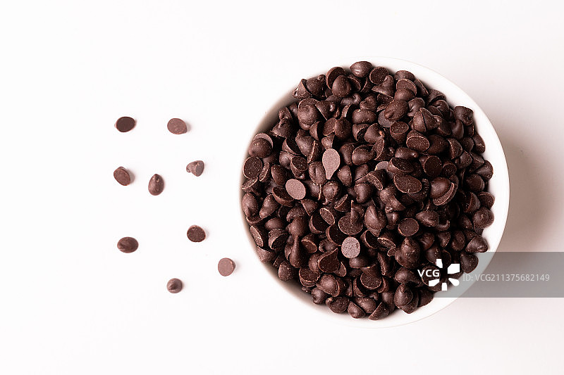 白色背景下碗中新鲜巧克力片的俯视图图片素材
