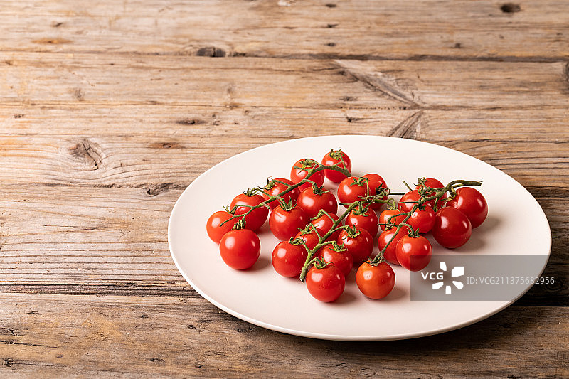 俯视新鲜红色樱桃番茄图片素材