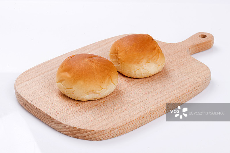 放在砧板上的烤面包与鸡蛋咖啡摆放在桌面上特写图片素材