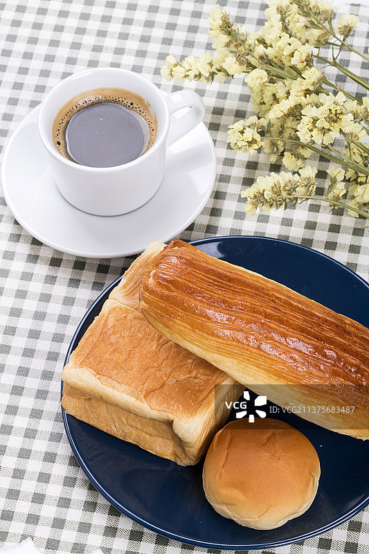 放在砧板上的烤面包与鸡蛋咖啡摆放在桌面上特写图片素材