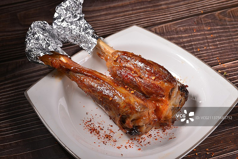 一盘烤熟的羊腿肉图片素材