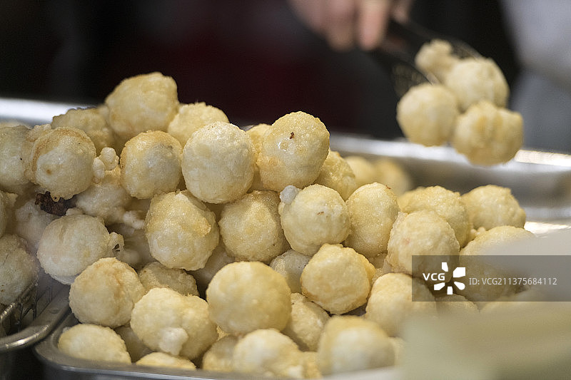 正在油锅中炸元宵特写图片素材