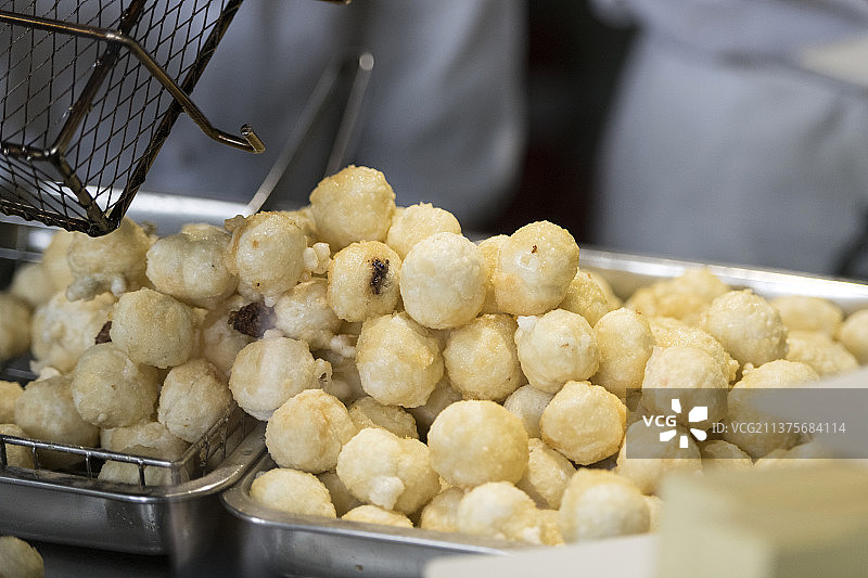 正在油锅中炸元宵特写图片素材