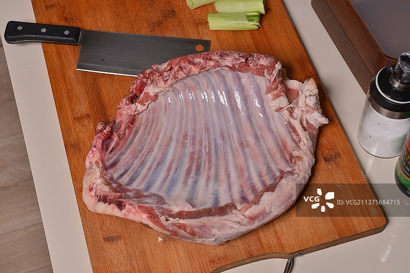 一扇新鲜的羊肋排图片素材