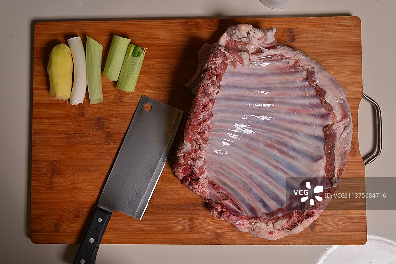 一扇新鲜的羊肋排图片素材