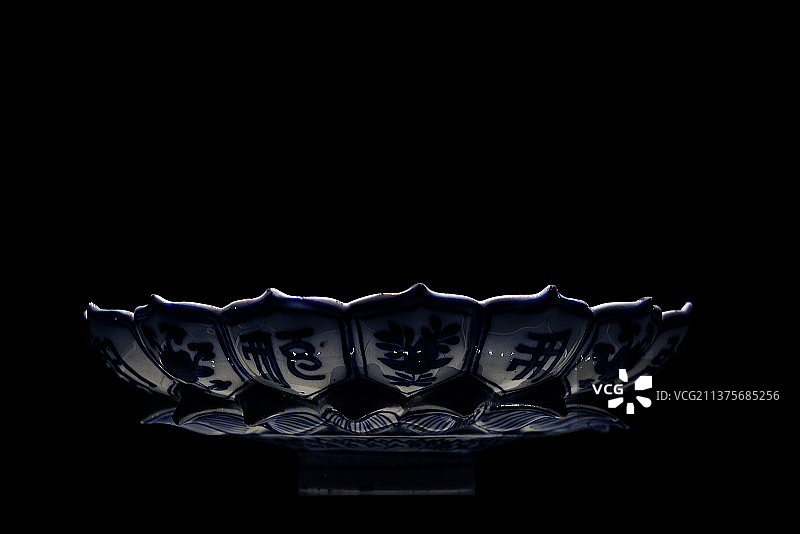 中国古代瓷器，明朝，青花梵文莲瓣洗图片素材