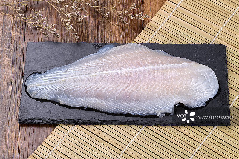 一盘新鲜的巴沙鱼特写图片素材