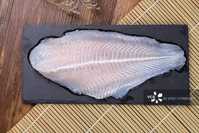 一盘新鲜的巴沙鱼特写图片素材