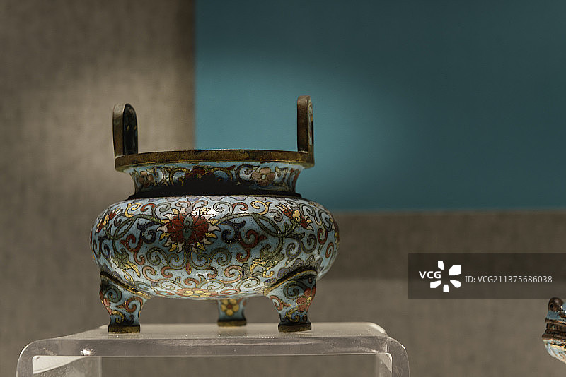 中国古代珐琅制品，掐丝珐琅缠枝花纹三足盖炉图片素材