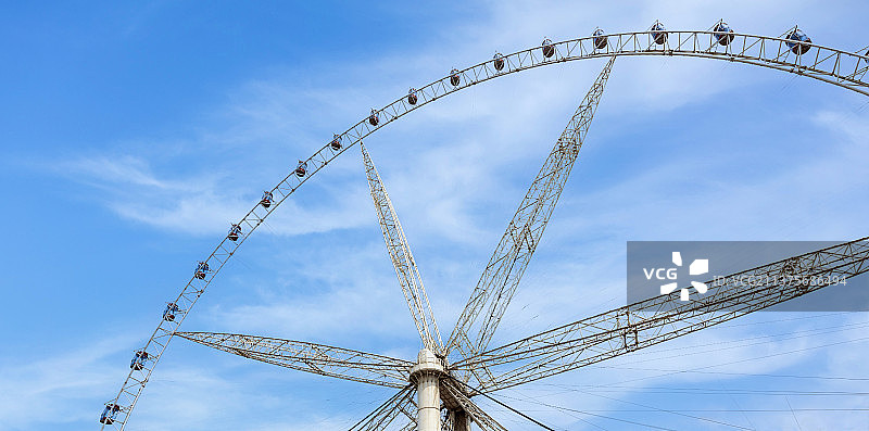 蓝天下摩天轮仰拍图片素材