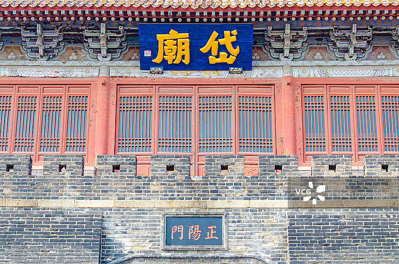 中国山东泰安著名景点泰山旅游风景区，岱庙行宫门的城楼大门，户外无人图像静物摄影图片素材