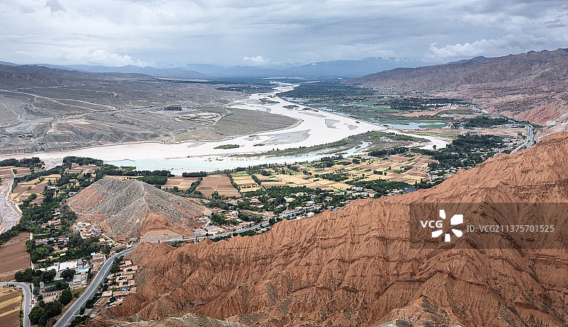 黄河边的丹霞地貌航拍视角，青海贵德丹霞图片素材
