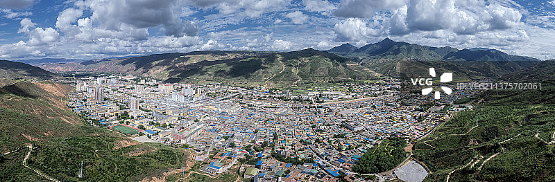 青海同仁县城市风光全景；航拍城市全景图片素材