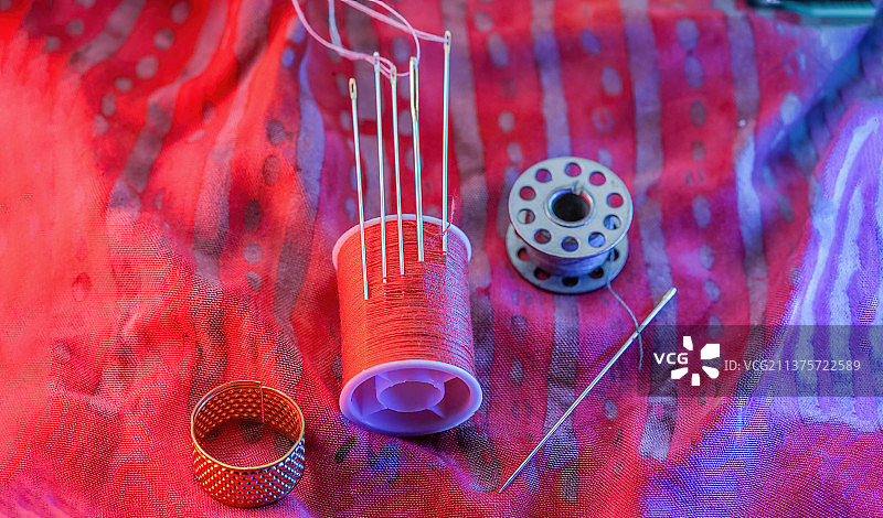 绣花针与线轴图片素材