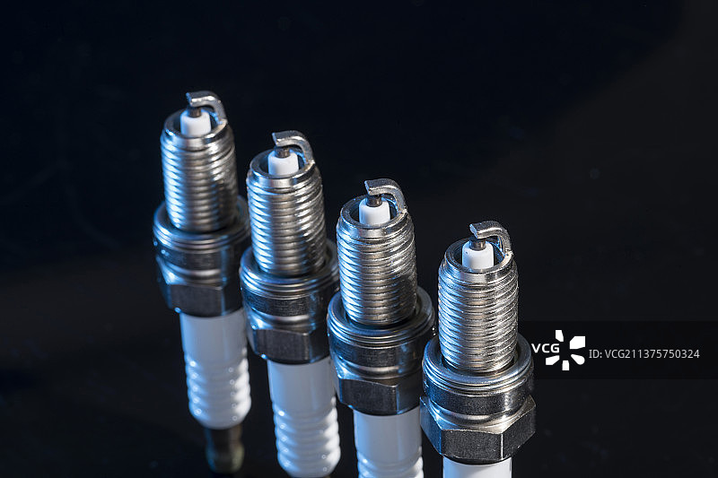 发动机点火装置火花塞特写黑色背景图片素材