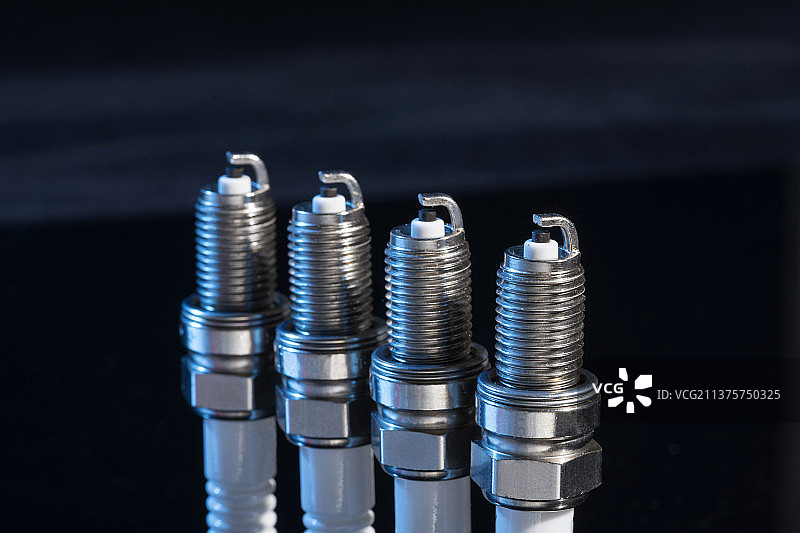 发动机点火装置火花塞特写黑色背景图片素材