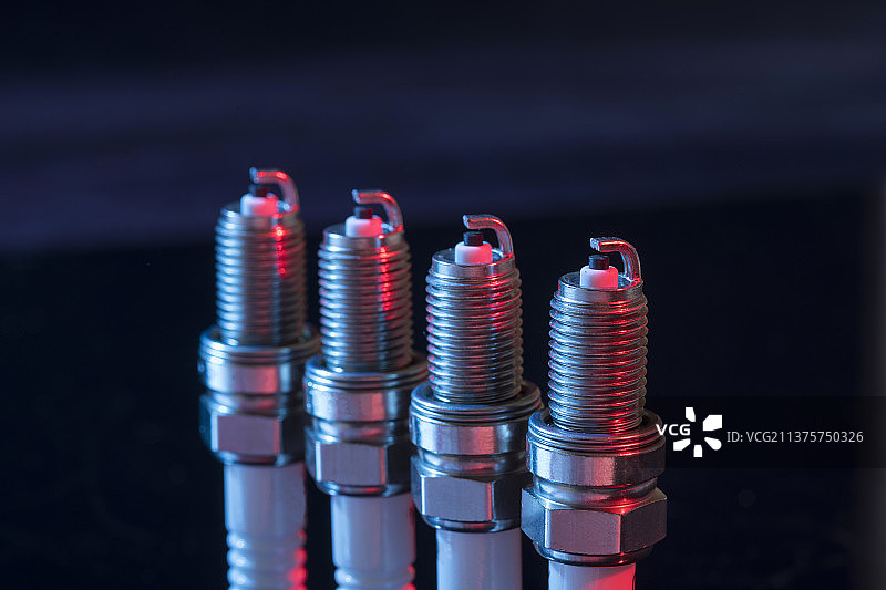 发动机点火装置火花塞特写黑色背景图片素材