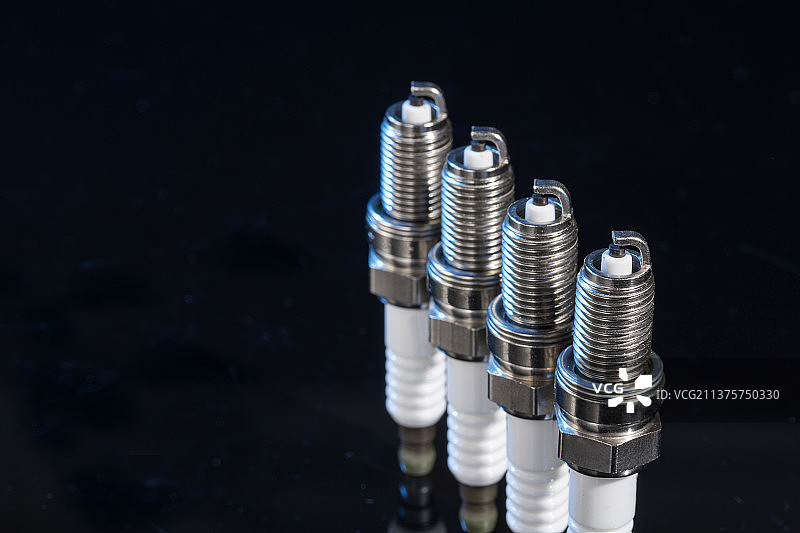 发动机点火装置火花塞特写黑色背景图片素材