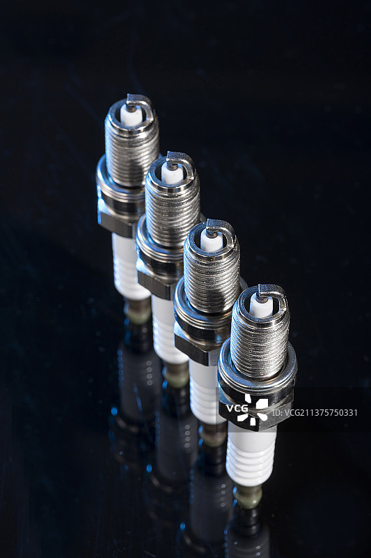 发动机点火装置火花塞特写黑色背景图片素材