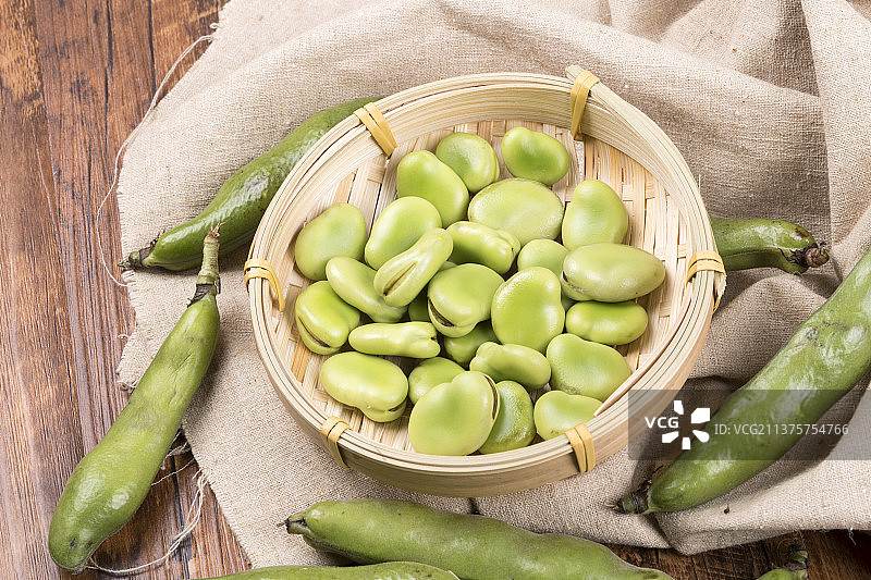 一碗鲜蚕豆与一簸箕鲜蚕豆特写图片素材