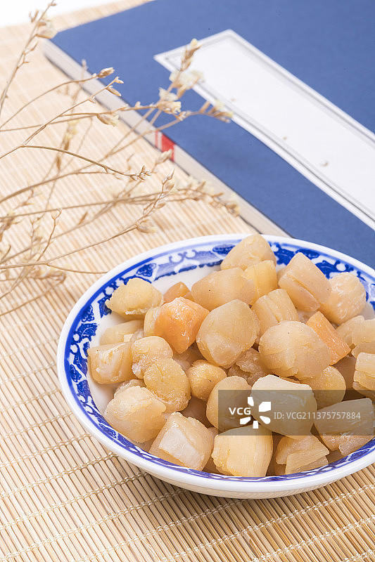 一盘仙贝瑶柱特写白色背景图片素材