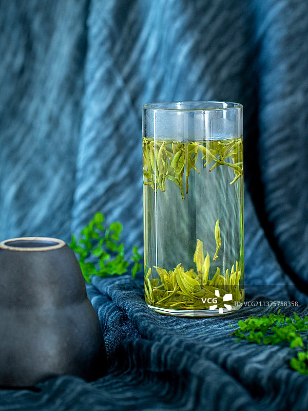 一杯茶水和茶叶黄茶霍山黄芽图片素材