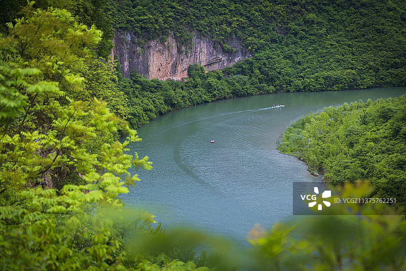 山谷河道上的小游船及拖出的水花图片素材