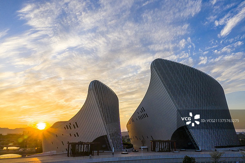 福州海峡艺术文化中心夜景城市景观倒影图片素材