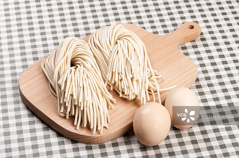 传统面食面条特写木桌面背景图片素材