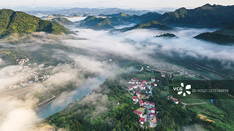 宛如仙境的新农村图片素材