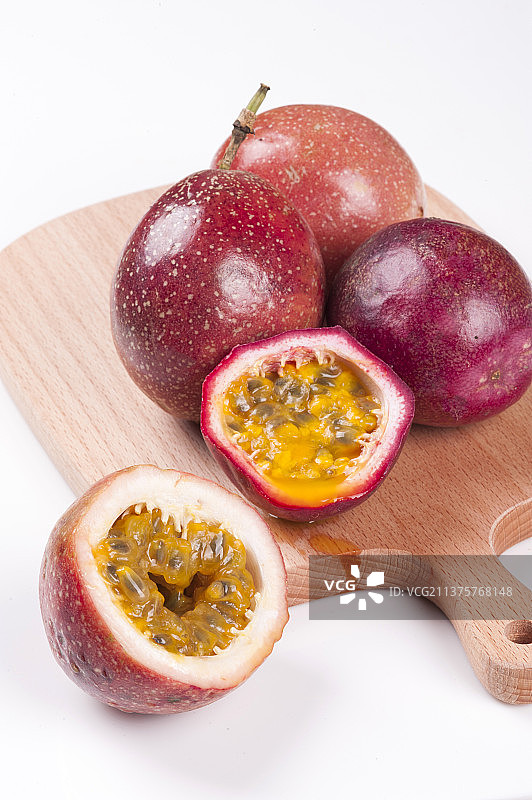 新鲜水果百香果及一杯百香果泡水特写图片素材