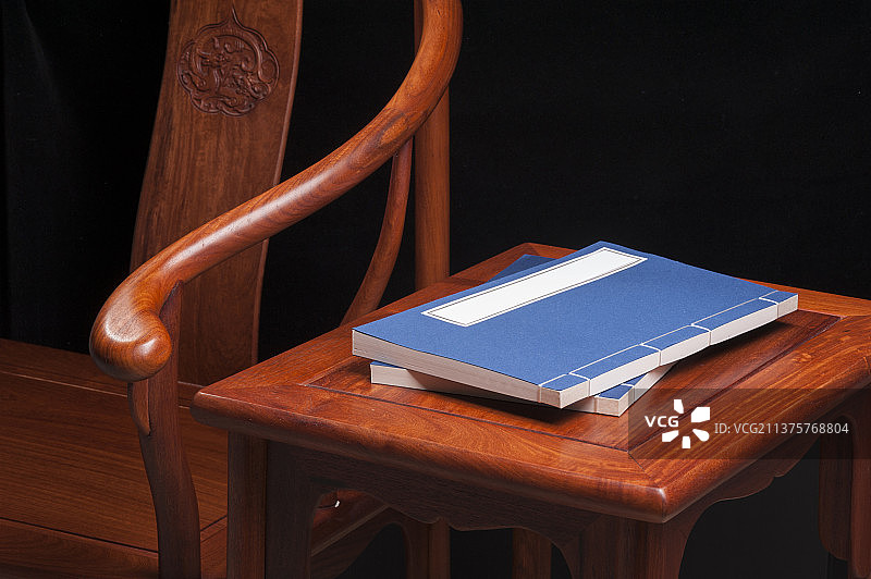 线装书古书古籍书摆放在圈椅红木茶几上图片素材