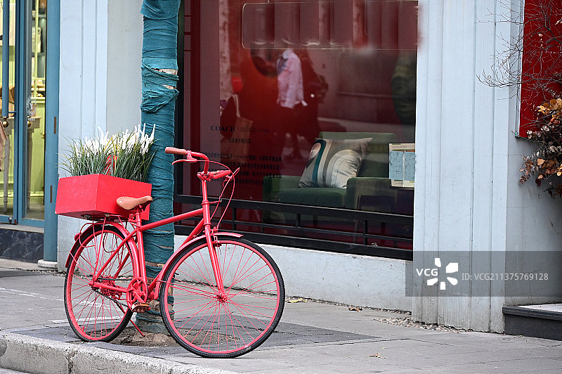 上海接头橱窗前的红色自行车图片素材