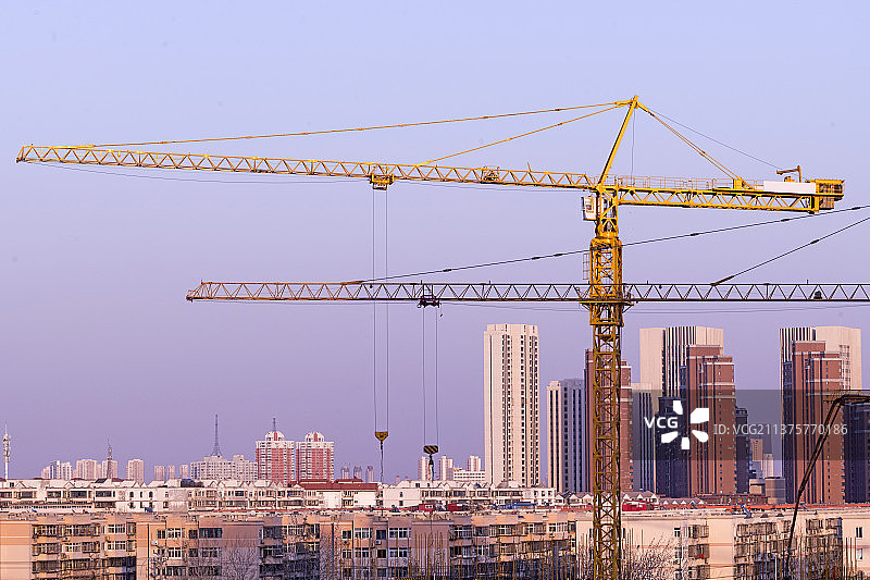 大型工程机械塔吊特写蓝天背景图片素材