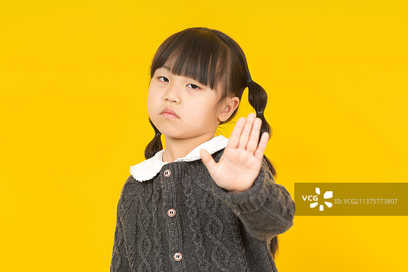 小女孩伸手阻止的动作图片素材
