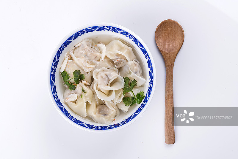 传统早餐馄饨包子特写木桌面背景图片素材