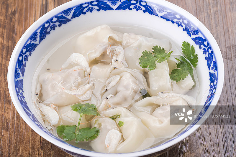 传统早餐馄饨包子特写木桌面背景图片素材