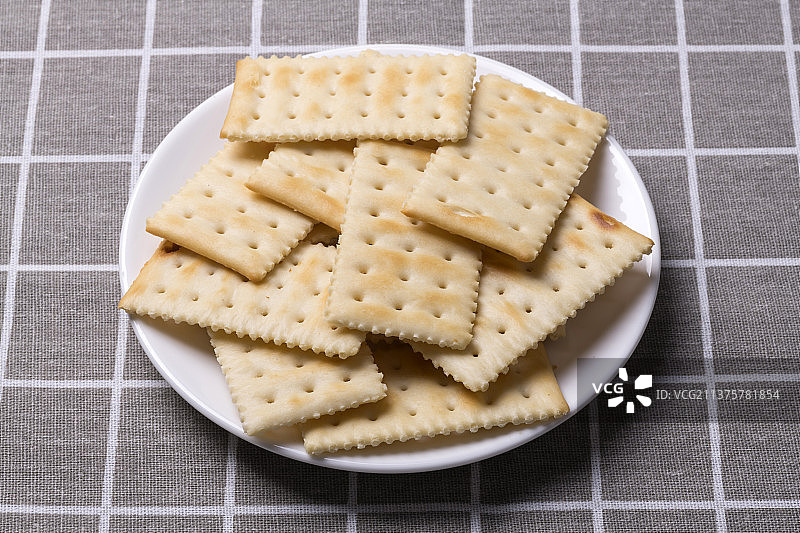 一盘苏打饼干与咖啡特写图片素材