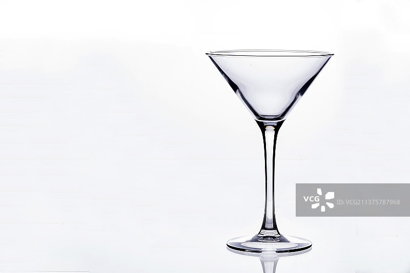 白色背景前高脚杯特写图片素材