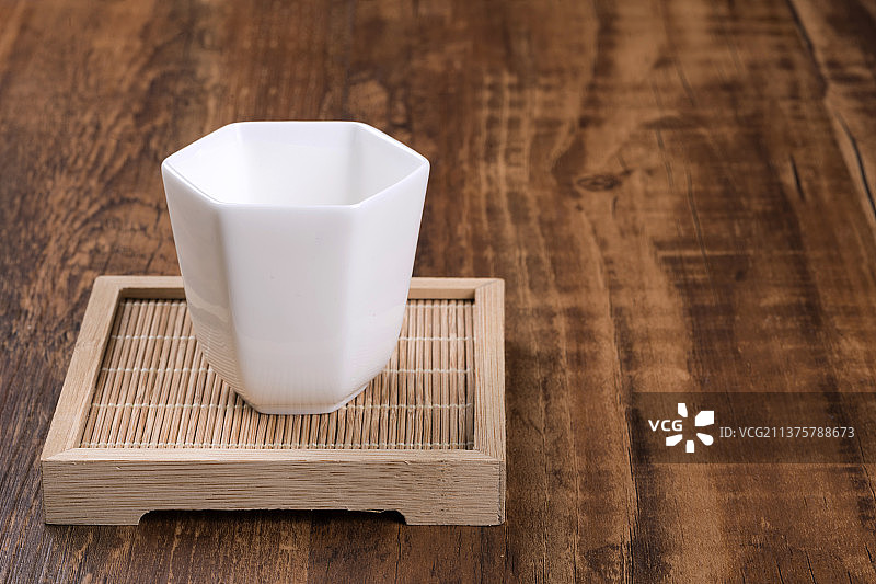 六角茶盏莲花茶盏摆放在桌面上图片素材