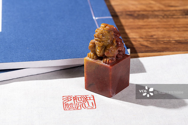 文房四宝笔墨纸砚摆放在木桌面上特写图片素材