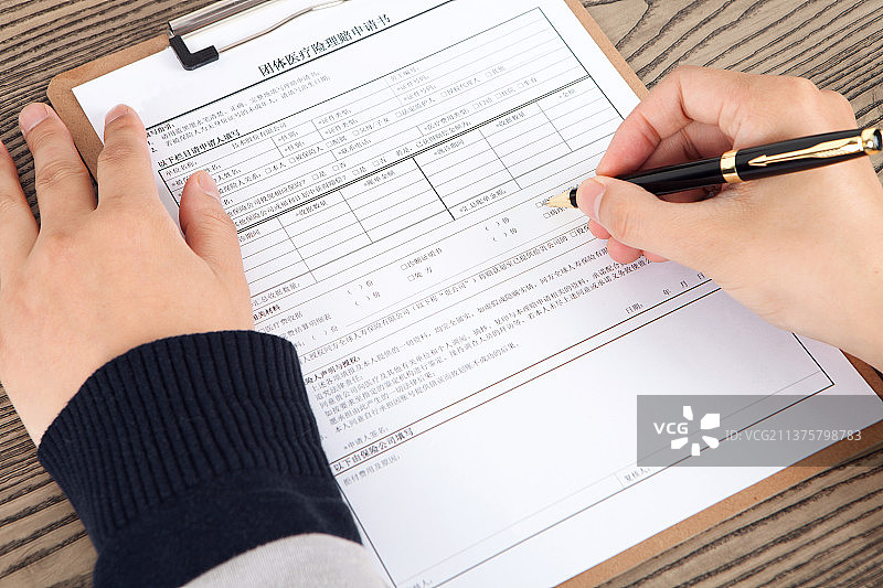 填写医疗保险报销单图片素材