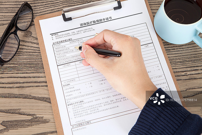 填写医疗理赔单图片素材