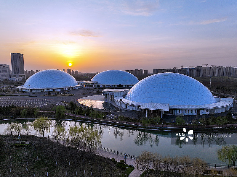 夕阳下会展中心 淄博国际会展中心，白色的半球形建筑，静静的卧在云影河畔。图片素材