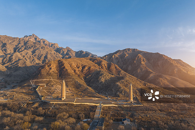 航拍银川贺兰山拜寺口双塔白昼风光图片素材