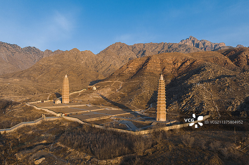 航拍银川贺兰山拜寺口双塔白昼风光图片素材
