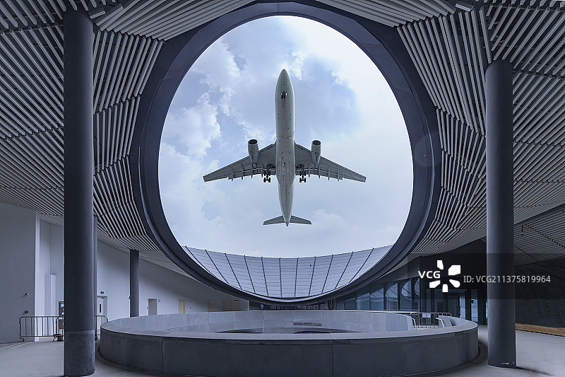 现代建筑飞机从屋顶掠过图片素材